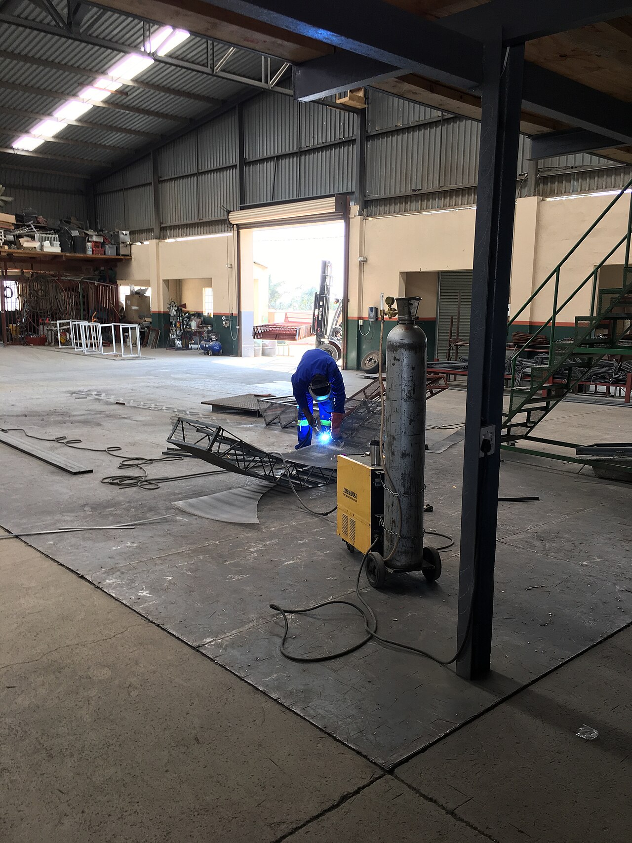 Trabalhador realizando soldagem em ambiente industrial